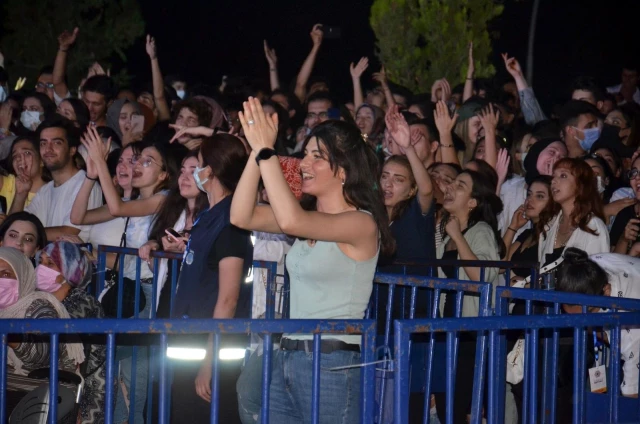 Elbistan Festivali'nde Cem Adrian coşkusu! On binlerce kişi konsere akın etti