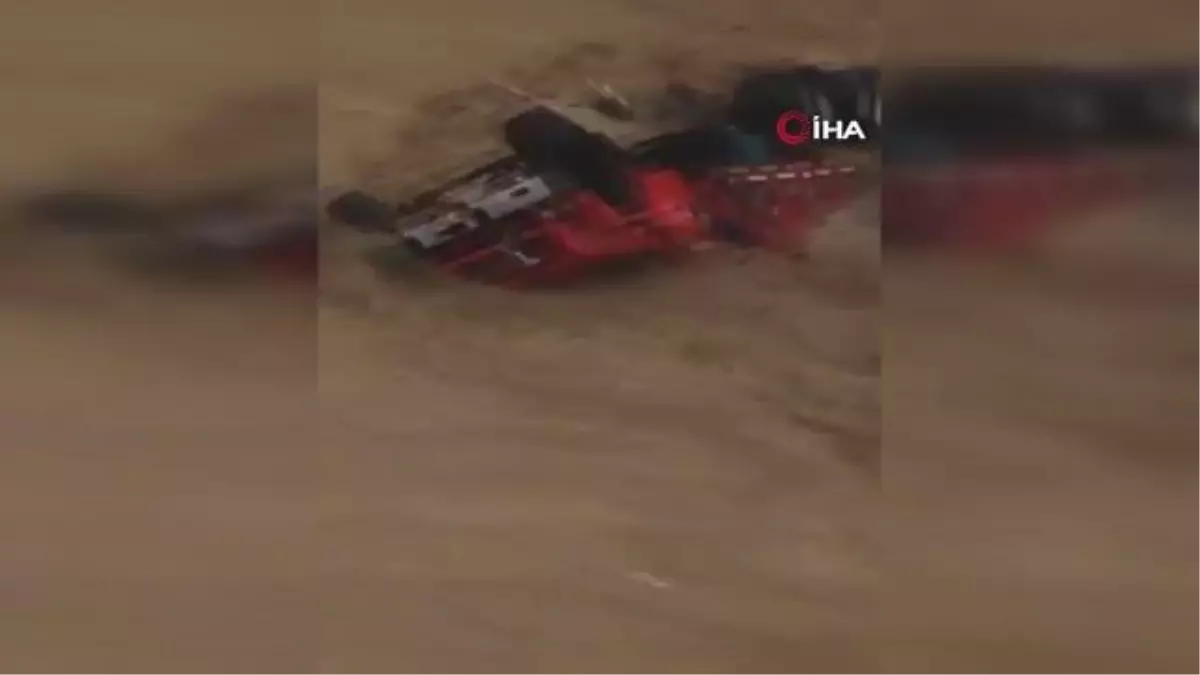 Evleri suyla dolan çift komşularının uzattığı ip yardımıyla hayata tutundu... O anlar kamerada