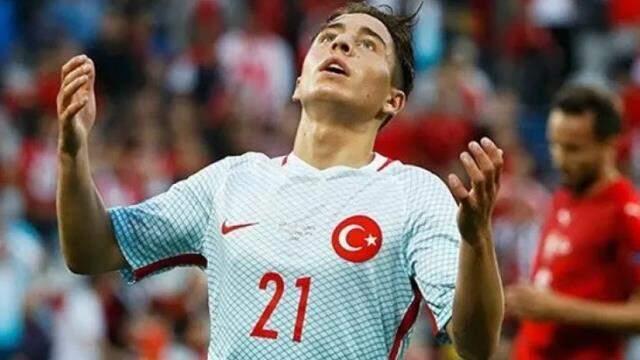 Geleceğin yıldızı olarak gösterilen Emre Mor, şimdilerde oynayabileceği bir takım arıyor Geleceğin yıldızı olarak gösterilen Emre Mor, şimdilerde oynayabileceği bir takım arıyor