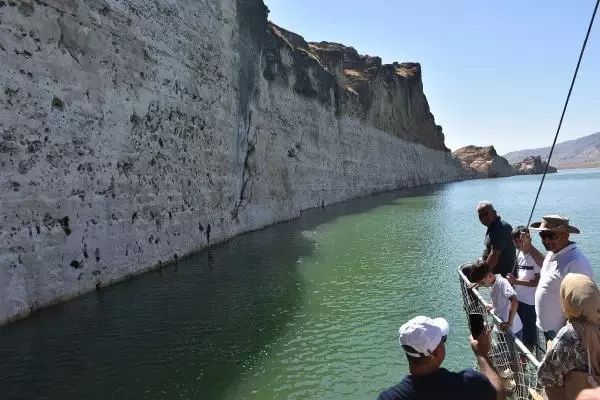 Görmek için Danimarka'dan bile geliyorlar! Tarihi Hasankeyf'te tekne turları başladı, ücreti 25 lira Görmek için Danimarka'dan bile geliyorlar! Tarihi Hasankeyf'te tekne turları başladı, ücreti 25 lira