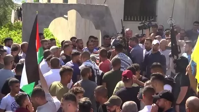 İsrail askerleri tarafından vurularak hayatını kaybeden Filistinli gencin cenaze töreni