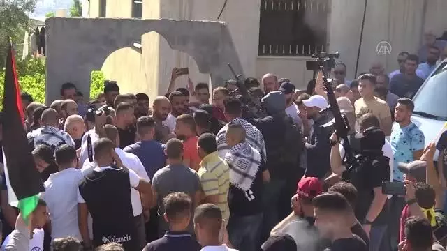 İsrail askerleri tarafından vurularak hayatını kaybeden Filistinli gencin cenaze töreni