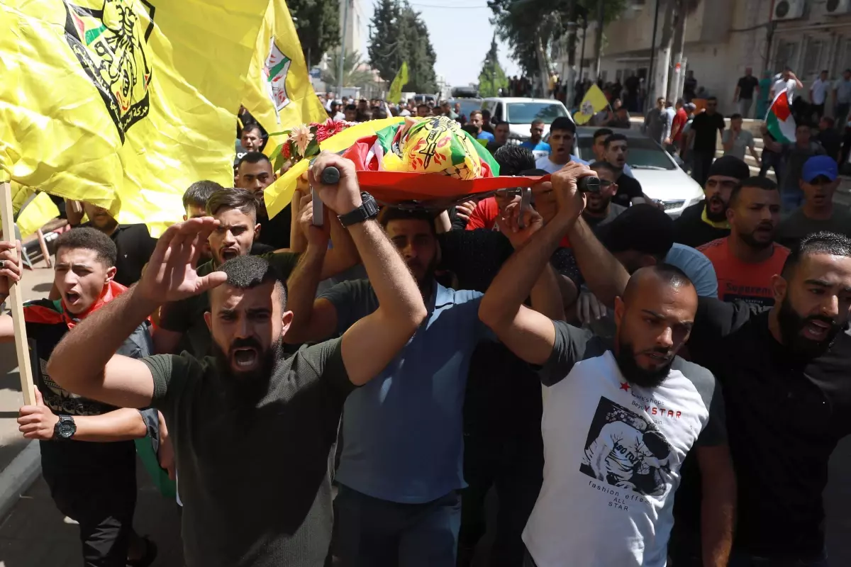 İsrail askerlerince vurularak hayatını kaybeden Filistinli genç son yolculuğuna uğurlandı