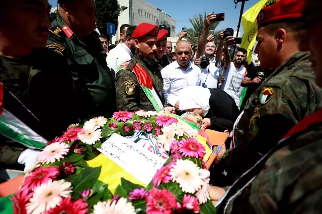 İsrail askerlerince vurularak hayatını kaybeden Filistinli genç son yolculuğuna uğurlandı
