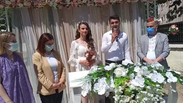 Karantinadaki başkan evinin balkonundan nikah kıydı