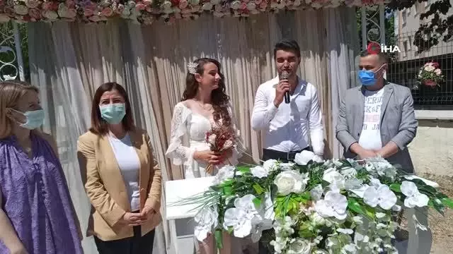 Karantinadaki başkan evinin balkonundan nikah kıydı