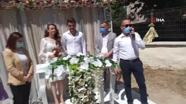 Karantinadaki başkan evinin balkonundan nikah kıydı