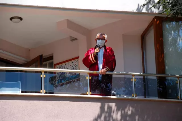 Karantinadaki başkan evinin balkonundan nikah kıydı