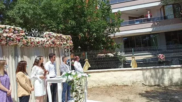 Karantinadaki başkan evinin balkonundan nikah kıydı