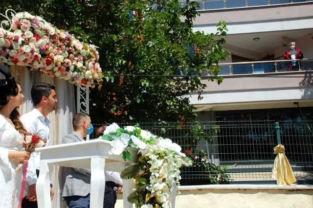 Karantinadaki başkan evinin balkonundan nikah kıydı