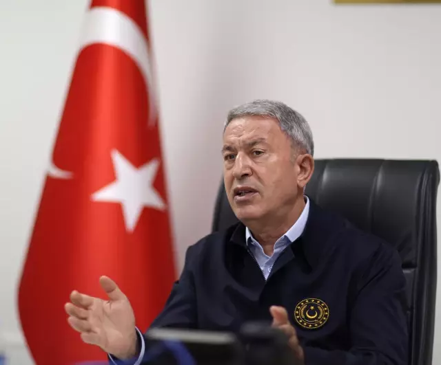Milli Savunma Bakanı Akar ve Komutanlar sınır hattında