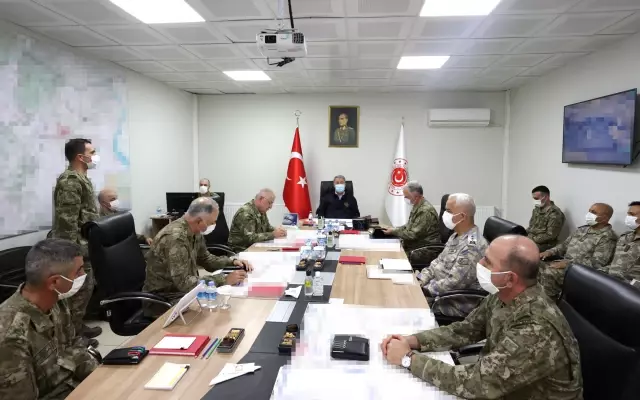 Milli Savunma Bakanı Akar ve Komutanlar sınır hattında