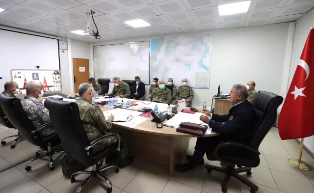 Milli Savunma Bakanı Akar ve Komutanlar sınır hattında