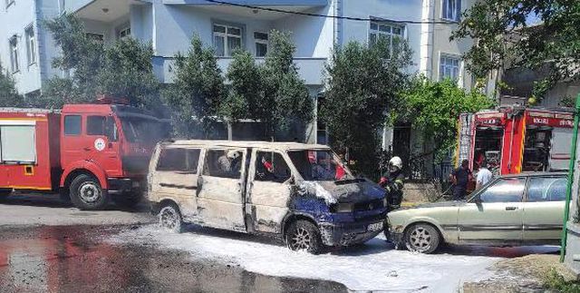minibus park halindeki otomobile carpip yandi 4 14289204 o