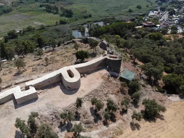 Muğla Akyaka'daki Orta Çağ'dan kalma kale surları gün yüzüne çıkarılıyor