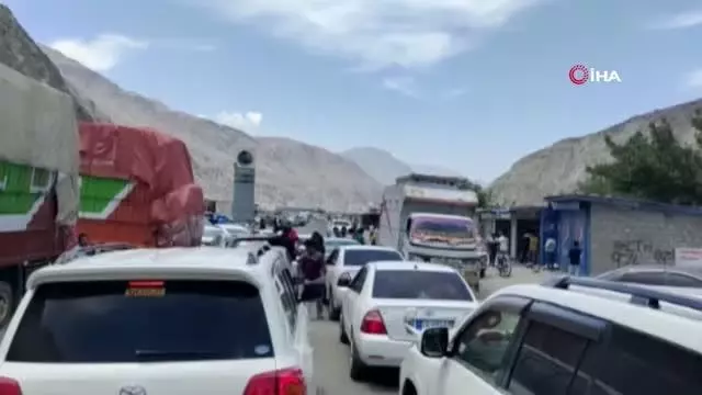 Pakistan'da bayram tatili nedeniyle binlerce araç kilometrelerce kuyruk oluşturdu