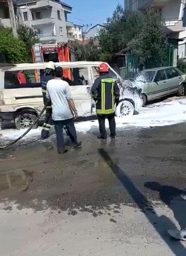 park halindeki otomobile carpan minibus alev 5 14289531 o