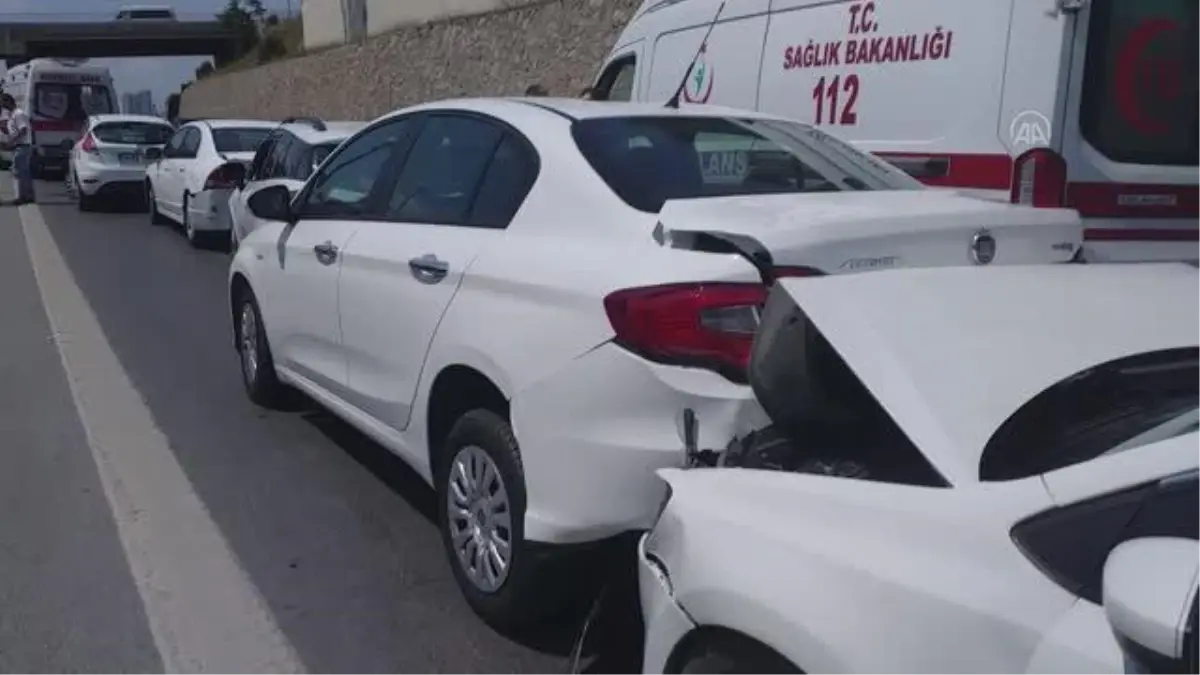 Pendik'te zincirleme trafik kazasında 2 kişi yaralandı