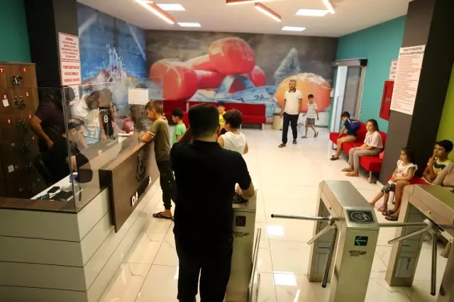 Son dakika haberi | Şanlıurfalı çocuklar hem serinliyor hem de yüzme öğreniyor