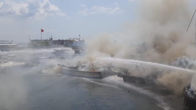 Son Dakika: Maltepe sahilde 8 tekne alevlere teslim! Ekipler yangına müdahale ediyor