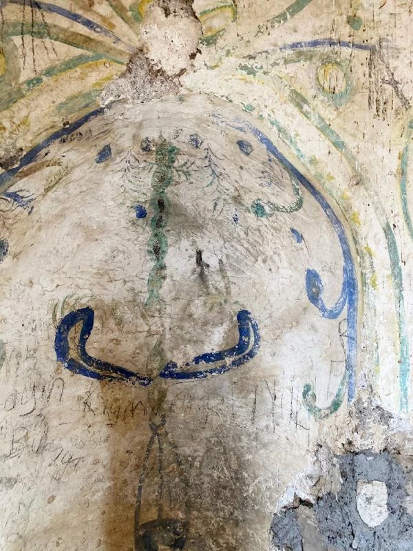 Tarihi caminin duvarlarında argo sözcükler