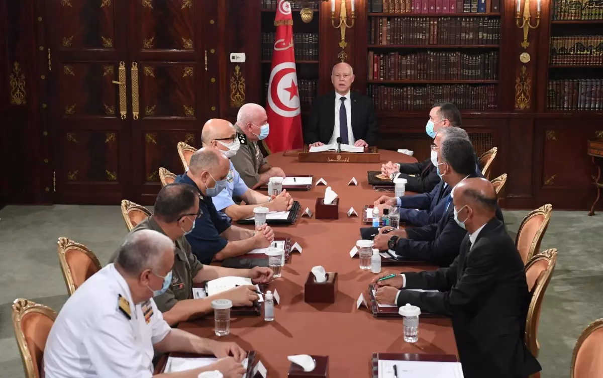 Son dakika haberi... Tunus'ta Cumhurbaşkanı Said, Başbakanı görevden aldı, meclisin yetkilerini dondurdu