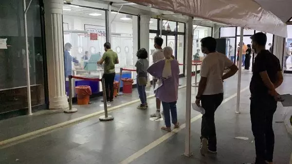 VAKA ARTIŞININ SÜRDÜĞÜ DİYARBAKIR'DA, PCR TESTİ İÇİN UZUN KUYRUKLAR OLUŞTU