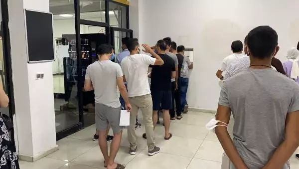 VAKA ARTIŞININ SÜRDÜĞÜ DİYARBAKIR'DA, PCR TESTİ İÇİN UZUN KUYRUKLAR OLUŞTU