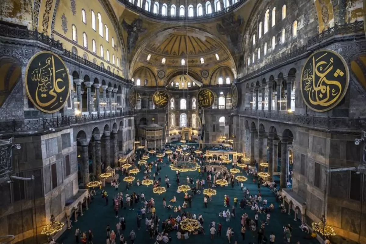 Yeniden ibadete açılmasının birinci yıl dönümünde Ayasofya-i Kebir Cami-i Şerifi'ni çok sayıda yerli ve yabancı ziyaret etti