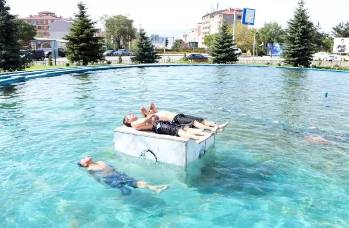 220 VOLTLUK ELEKTRİK SİSTEMİNİN OLDUĞU HAVUZLARDA YÜZÜYORLAR