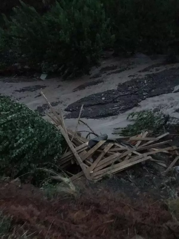 Sel, önüne geleni yuttu geçti! Evin çatısı saniyeler içinde tuzla buz oldu