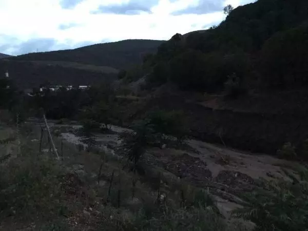 Sel, önüne geleni yuttu geçti! Evin çatısı saniyeler içinde tuzla buz oldu