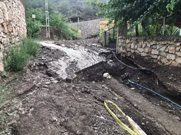 Sel, önüne geleni yuttu geçti! Evin çatısı saniyeler içinde tuzla buz oldu