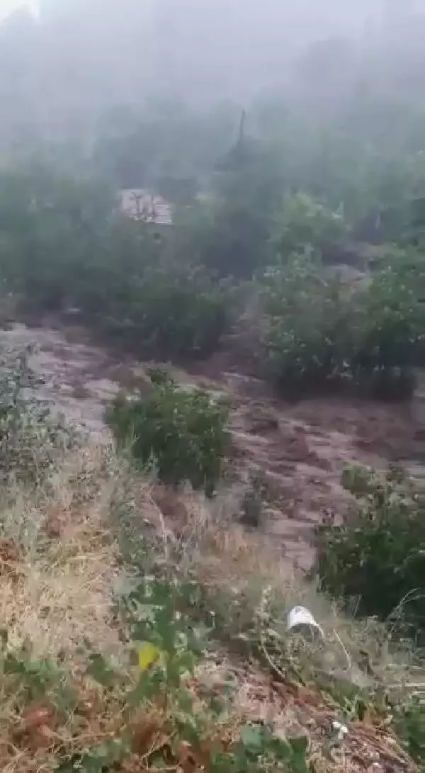 Sel, önüne geleni yuttu geçti! Evin çatısı saniyeler içinde tuzla buz oldu