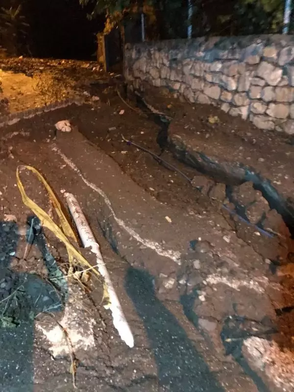 Sel, önüne geleni yuttu geçti! Evin çatısı saniyeler içinde tuzla buz oldu