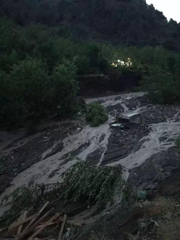 Sel, önüne geleni yuttu geçti! Evin çatısı saniyeler içinde tuzla buz oldu