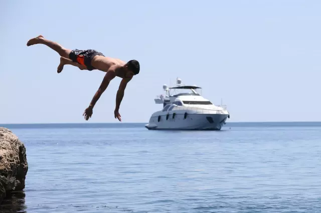 Antalya'da sıcak havada bunalanlar serinlemek için sahilleri tercih etti