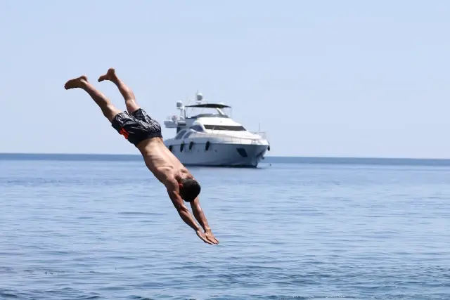 Antalya'da sıcak havada bunalanlar serinlemek için sahilleri tercih etti