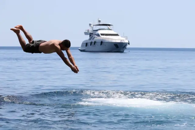 Antalya'da sıcak havada bunalanlar serinlemek için sahilleri tercih etti