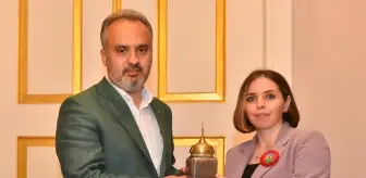 Uludağ Üniversitesi: Bursa'da eğitim gören Azerbaycanlı öğrencilere Karabağ toprağı jesti Uludağ Üniversitesi: Bursa'da eğitim gören Azerbaycanlı öğrencilere Karabağ toprağı jesti