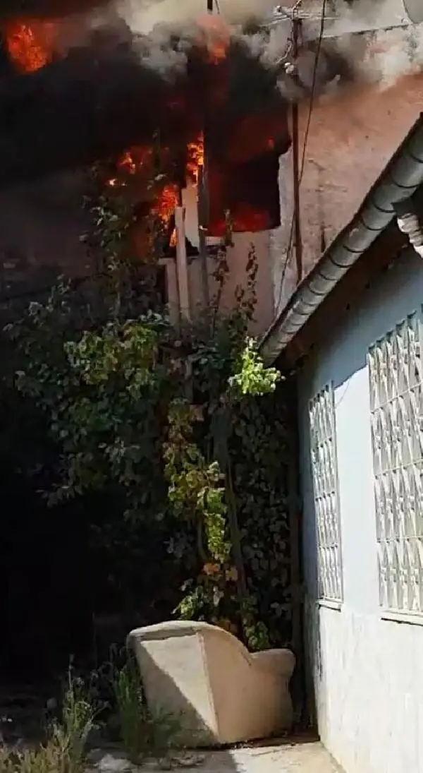 DENİZLİ'DE İKİ KATLI EV, ÇIKAN YANGINDA KULLANILMAZ HALE GELDİ