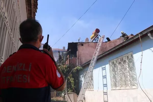 DENİZLİ'DE İKİ KATLI EV, ÇIKAN YANGINDA KULLANILMAZ HALE GELDİ