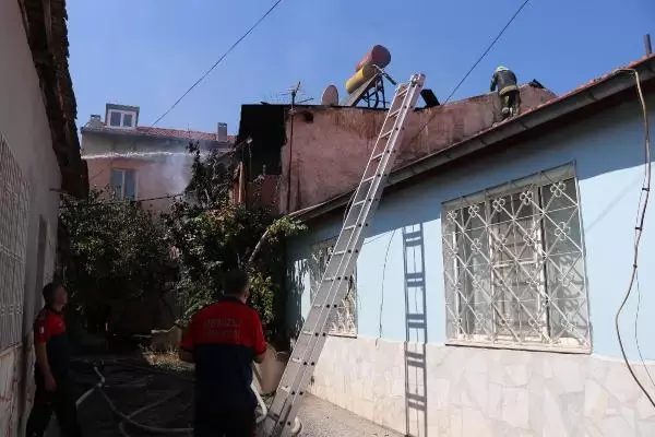 DENİZLİ'DE İKİ KATLI EV, ÇIKAN YANGINDA KULLANILMAZ HALE GELDİ