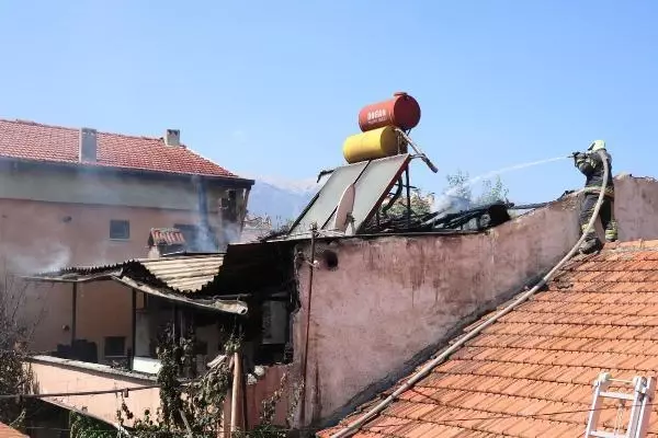 DENİZLİ'DE İKİ KATLI EV, ÇIKAN YANGINDA KULLANILMAZ HALE GELDİ
