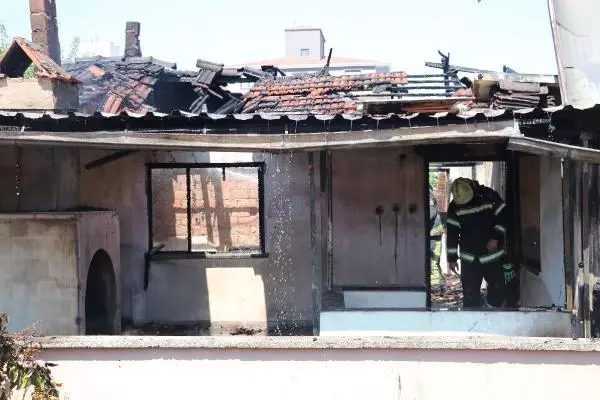 DENİZLİ'DE İKİ KATLI EV, ÇIKAN YANGINDA KULLANILMAZ HALE GELDİ