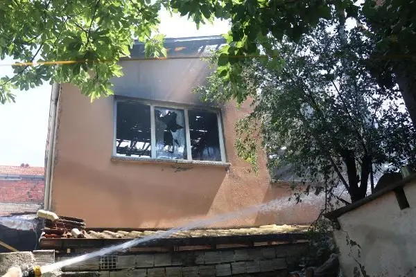 DENİZLİ'DE İKİ KATLI EV, ÇIKAN YANGINDA KULLANILMAZ HALE GELDİ