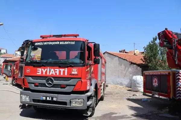 DENİZLİ'DE İKİ KATLI EV, ÇIKAN YANGINDA KULLANILMAZ HALE GELDİ
