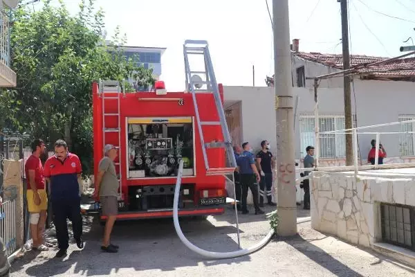 DENİZLİ'DE İKİ KATLI EV, ÇIKAN YANGINDA KULLANILMAZ HALE GELDİ