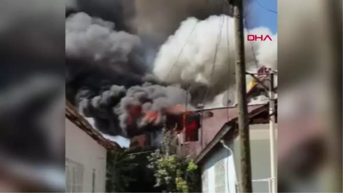 DENİZLİ'DE İKİ KATLI EV, ÇIKAN YANGINDA KULLANILMAZ HALE GELDİ