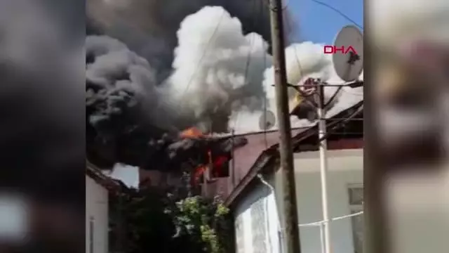 DENİZLİ'DE İKİ KATLI EV, ÇIKAN YANGINDA KULLANILMAZ HALE GELDİ
